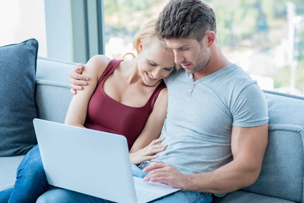 Verliefde paar surfen op het web op een laptop — Stockfoto