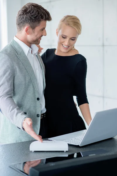 Young Caucasian Couple Looking Displayed Laptop — Stock Photo, Image