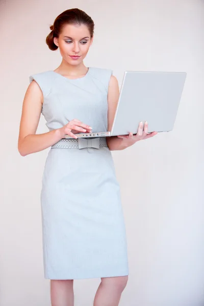 站在年轻漂亮的女人使用笔记本电脑 — 图库照片
