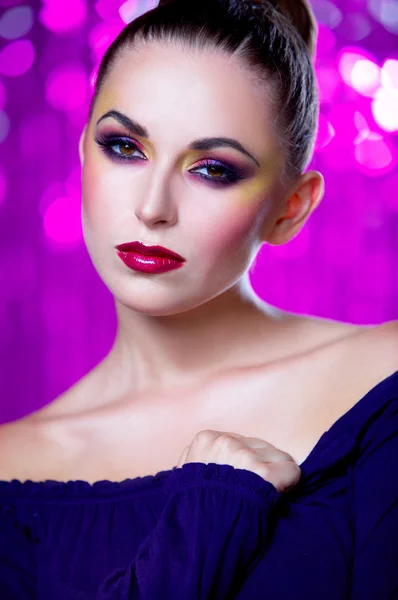 Smyslná žena s Make-up nosí Sexy modré šaty — Stock fotografie