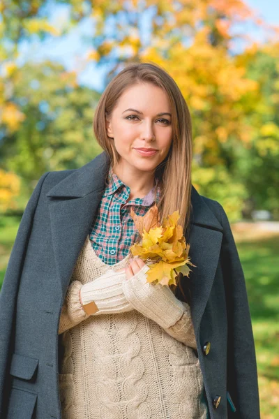 Mujer bonita en la moda de otoño mirando a la cámara — Foto de Stock