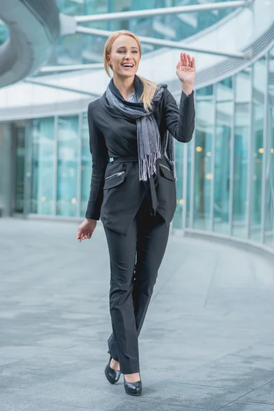 Mujer de oficina feliz caminando fuera del edificio — Foto de Stock