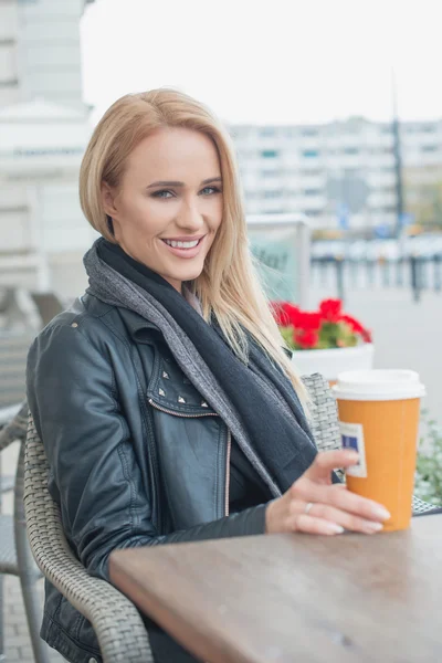 Attraktive Frau sitzt und trinkt Kaffee — Stockfoto