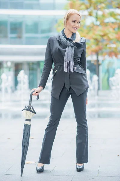 Attraktive stilvolle Frau mit Regenschirm — Stockfoto
