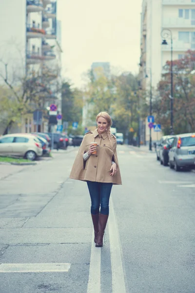 Ung kvinna gående längs mittlinjen — Stockfoto