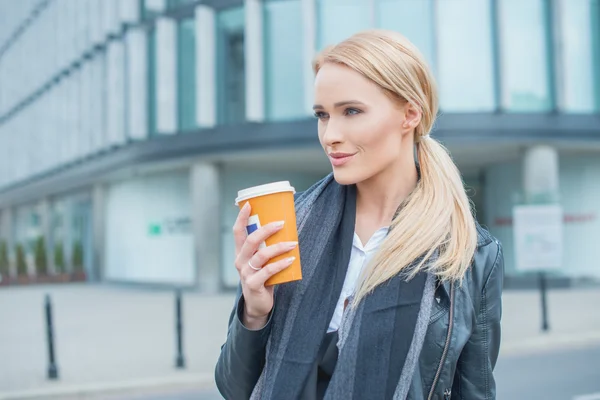 Atractiva mujer rubia de pie bebiendo café —  Fotos de Stock