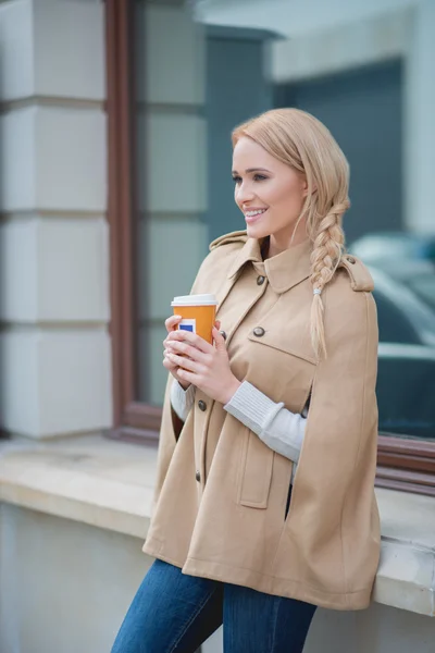 コーヒーのマグカップのため一時停止する笑顔の金髪女性 — ストック写真