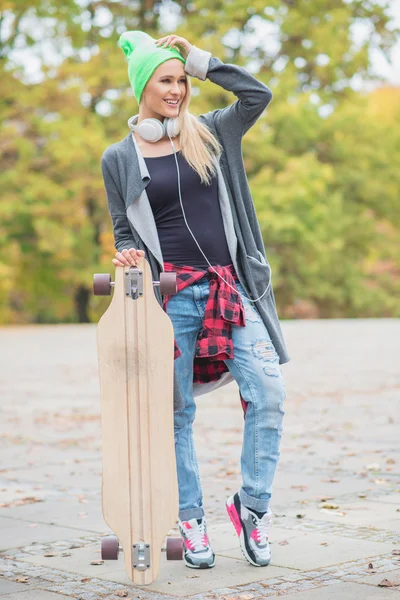 Ganska Cool kvinna med Skateboard — Stockfoto