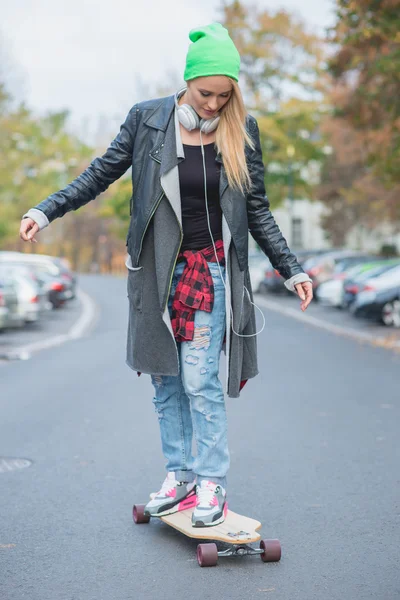 Young White Woman on Skateboard at the Street — Stock Photo, Image