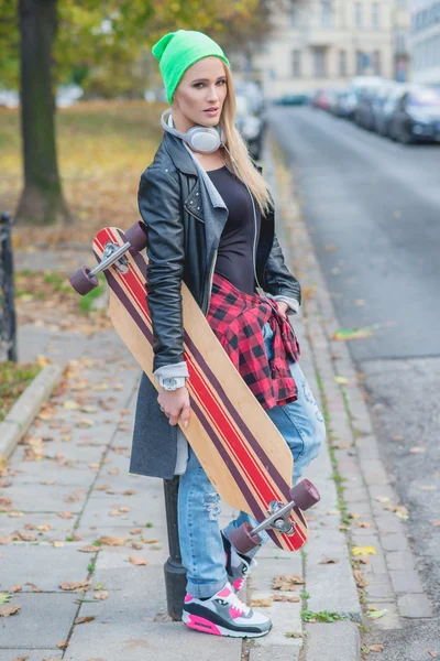 Modne młoda kobieta prowadzenie planszę skate — Zdjęcie stockowe