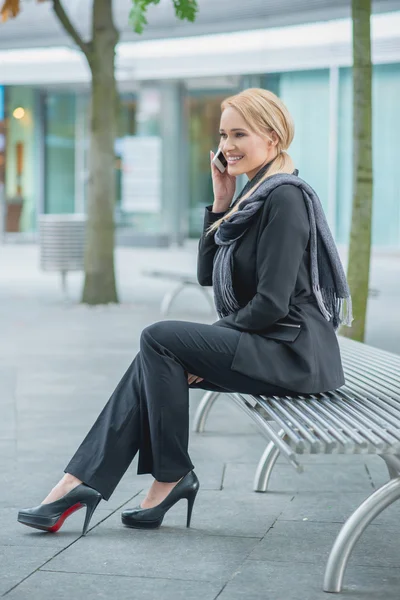 Glimlachende zakenvrouw praten via telefoon — Stockfoto