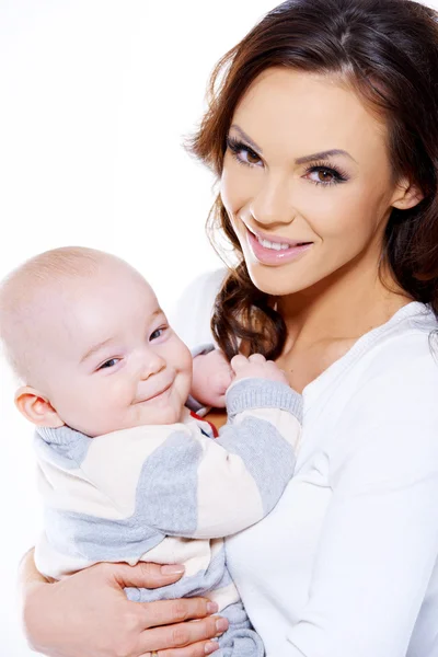 Bonita jovem mãe carregando sorrindo bebê bonito — Fotografia de Stock