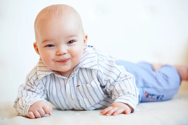 Şirin bebek çocuk ile güzel bir mutlu gülümseme — Stok fotoğraf