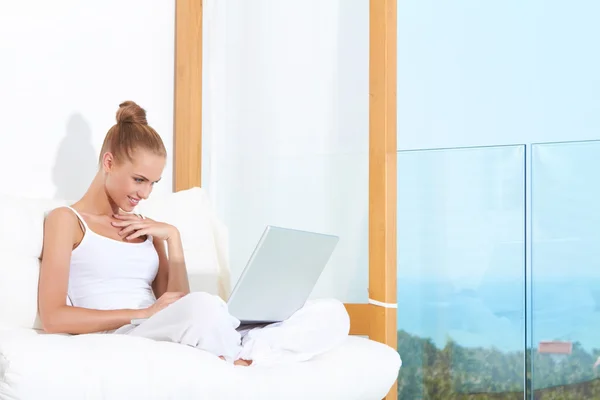 Smiling Woman Chatting on Laptop at Couch — Stock Photo, Image