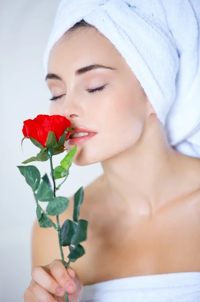 Smyslná žena voní rudá růže — Stock fotografie