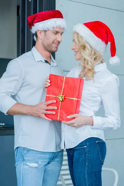 Romantyczna młoda para świętującą Boże Narodzenie — Zdjęcie stockowe