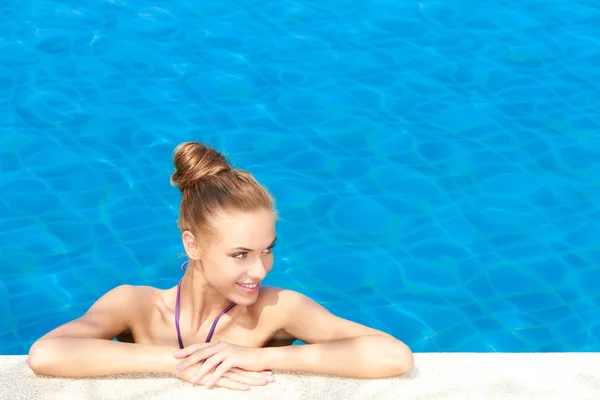 Mujer delgada de aspecto agradable en la hermosa piscina — Foto de Stock