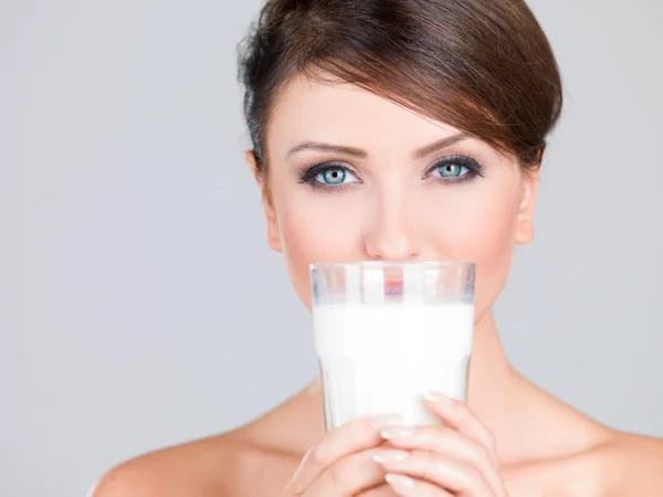 Mulher linda com um copo de leite fresco — Fotografia de Stock
