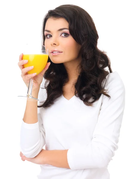 Mujer joven y saludable sorbiendo jugo de naranja fresco — Foto de Stock