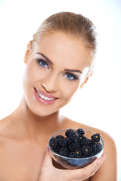 Прекрасная голая женщина, держащая чашу с черными ягодами — стоковое фото