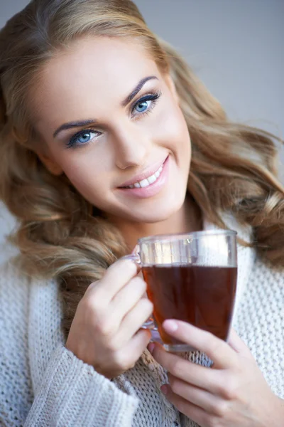 Preciosa mujer natural con una taza de té — Foto de Stock