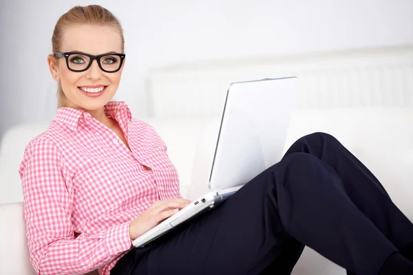 Pretty woman wearing glasses relaxing at home — Stock Photo, Image
