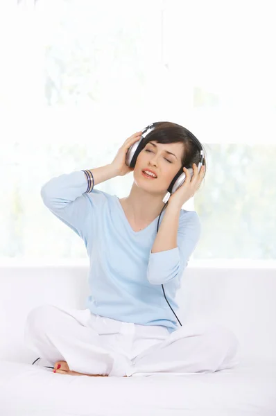 Mujer escuchando música — Foto de Stock