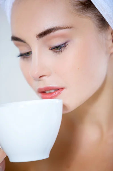 Mujer con una taza de café o té — Foto de Stock