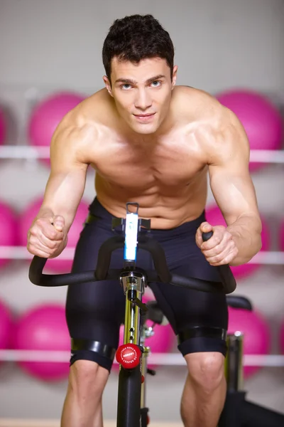 Homem de Topless Spinning Ginásio Bicicleta — Fotografia de Stock