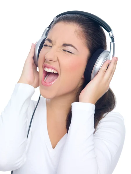 Mujer cantando en voz alta mientras escucha música — Foto de Stock