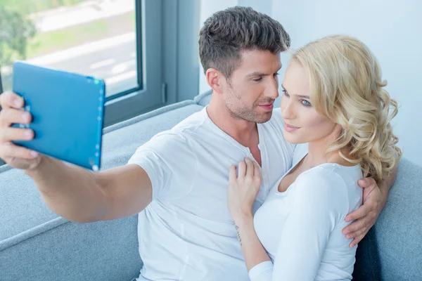 Jovem casal tirando um retrato selfie — Fotografia de Stock