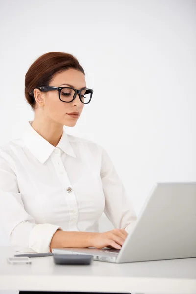 Office kvinna att skriva på Laptop — Stockfoto