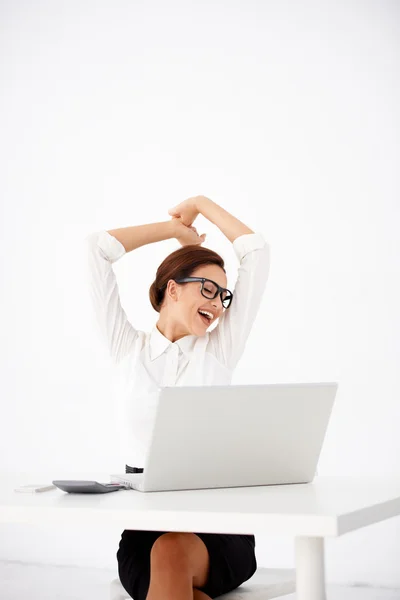 Femme de bureau devant son ordinateur portable — Photo