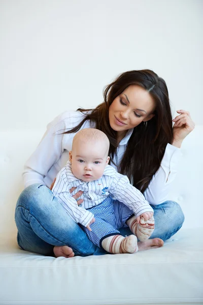 Şirin bebek çocuk ile güzel anne — Stok fotoğraf