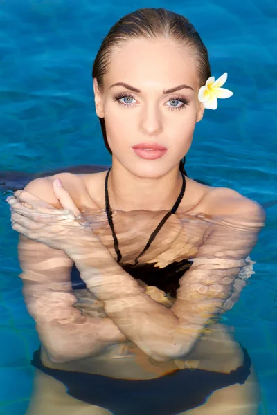 Exotic woman with frangipani in hair — Stock Photo, Image