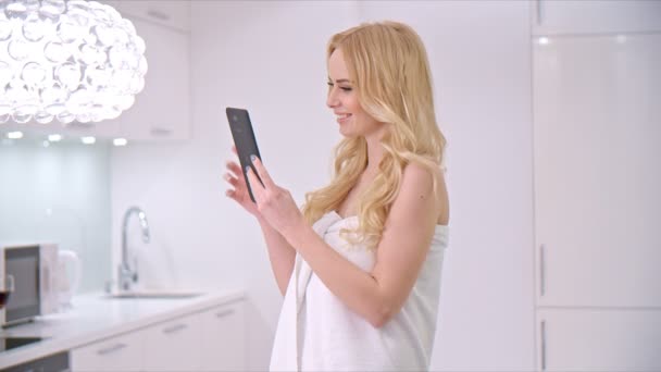 Rubia chica usando su Tablet Device — Vídeos de Stock
