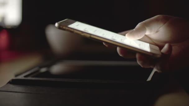 Homem usando seu telefone — Vídeo de Stock