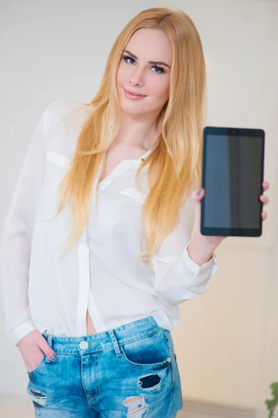 Ελκυστική γυναίκα δείχνει Tablet της στη φωτογραφική μηχανή — Φωτογραφία Αρχείου