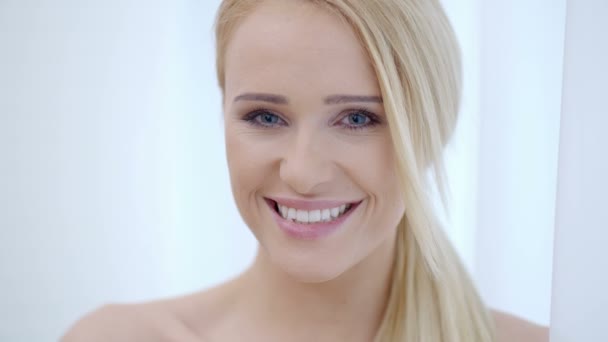 De cerca la cara feliz de la mujer rubia bonita — Vídeos de Stock