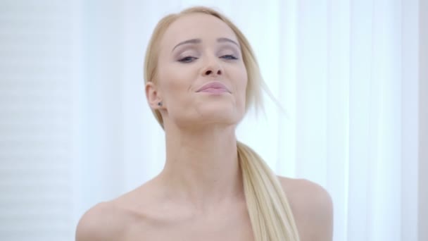 Cabeza y hombro de alegre mujer desnuda — Vídeos de Stock