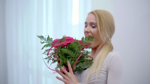 Mujer muy feliz recibió un ramo de rosas — Vídeos de Stock