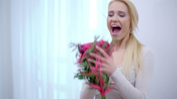Mulher muito feliz recebeu um buquê de rosas — Vídeo de Stock