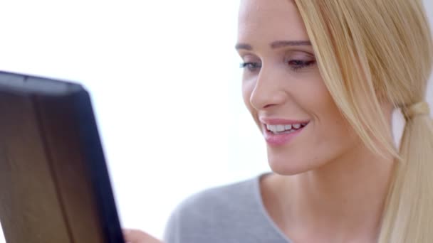 Fille blonde heureuse utilisant son ordinateur tablette — Video