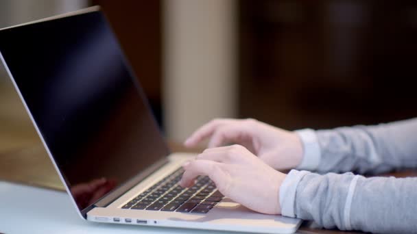Mujer escribiendo en un ordenador portátil — Vídeo de stock