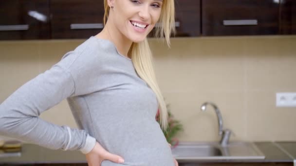 Mamá embarazada posando en la cocina — Vídeo de stock