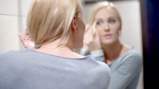 Happy Woman Putting Make up in Front a Mirror — Stock Video