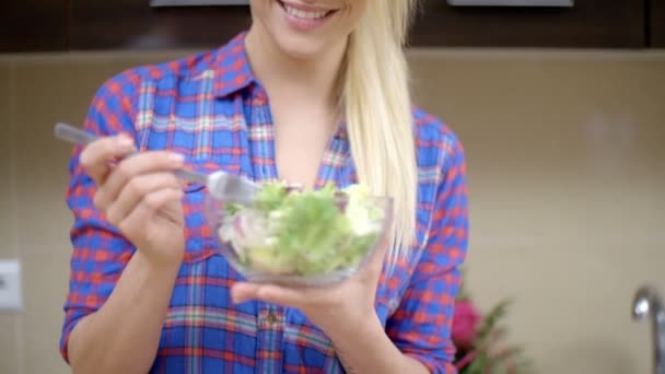 Щаслива блондинка їсть здоровий овочевий салат — стокове відео