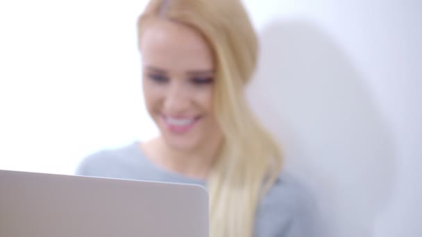 Mujer borrosa usando su computadora portátil — Vídeos de Stock