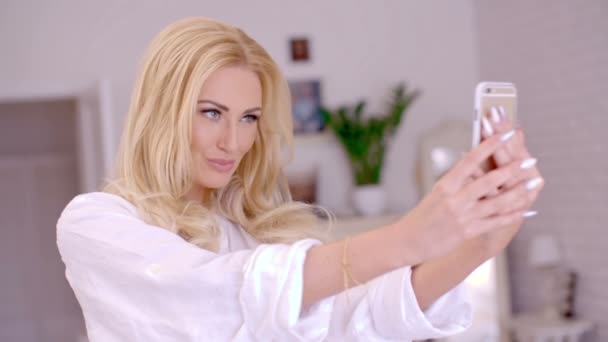 Чудова блондинка жінка беручи Selfie фото — стокове відео