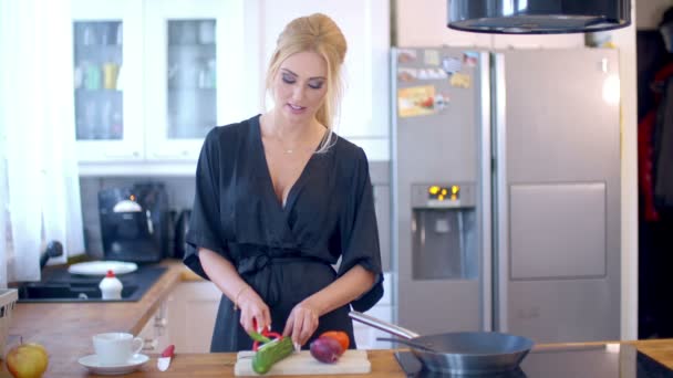 Стильна жінка готує вечерю — стокове відео